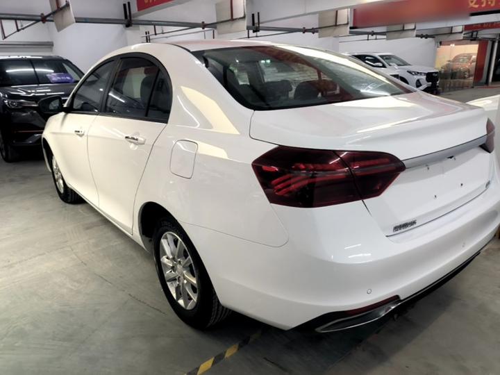 Emgrand 2020 1.5L MT Luxury photo 4