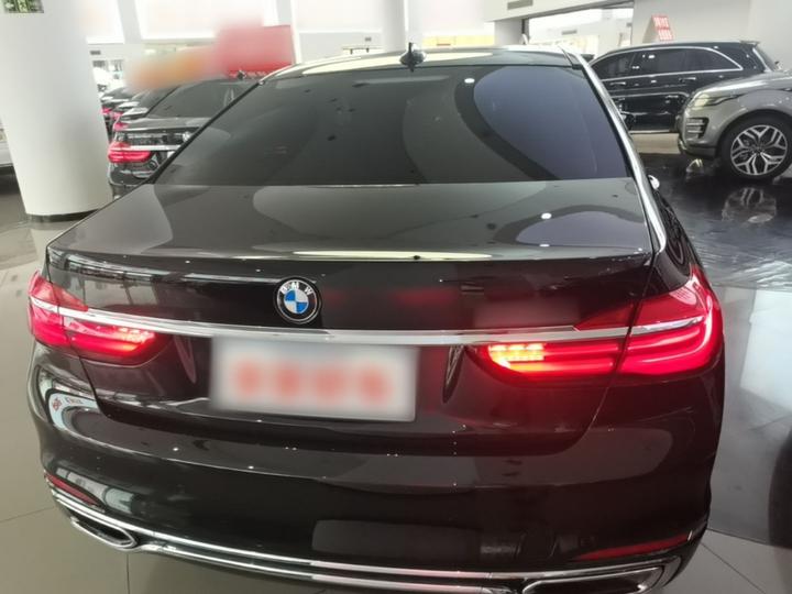 7 Series 2016 730Li Leading photo 3
