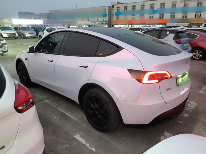 Model Y 2024 RWD photo 4