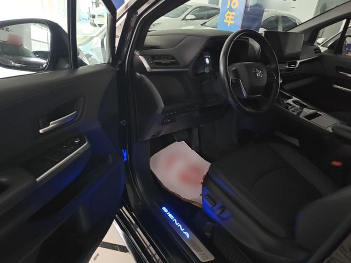 Sienna 2023 2.5L Hybrid Premium photo 3