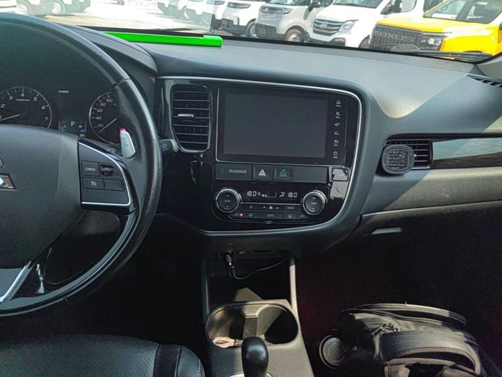 Outlander 2016 2.4L AWD Luxury 7-Seater photo 8