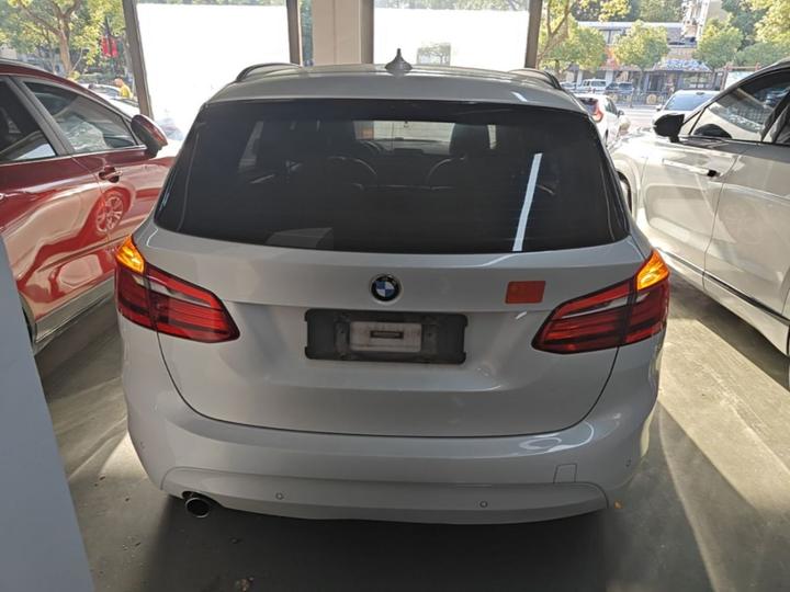 2 Series Wagon 2016 218i Leading photo 5