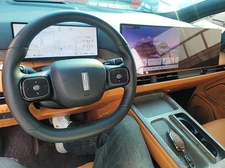 2025 AWD 8 photo 5