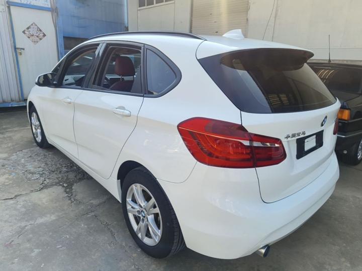 2 Series Wagon 2016 218i Leading photo 4
