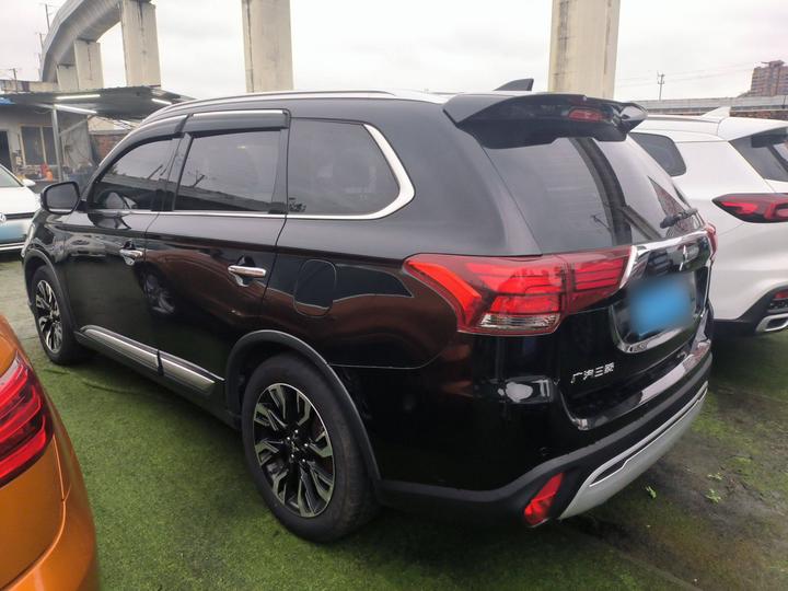 Outlander 2020 2.4L AWD Enjoy 7-Seater photo 3