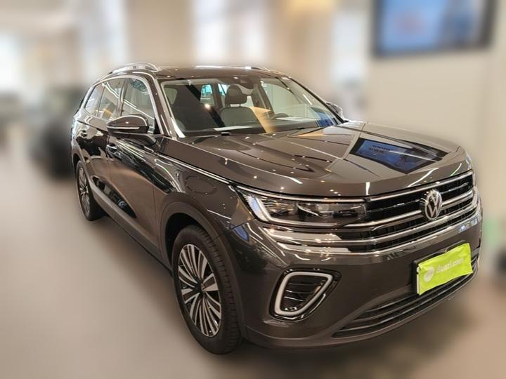 2024 330TSI Luxury photo 3