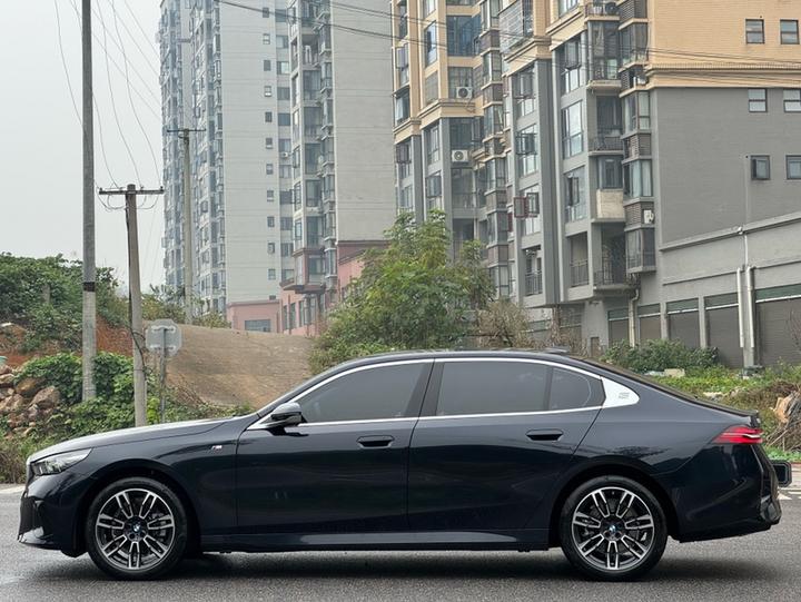 5 Series 2026 525Li M Sport Package photo 4
