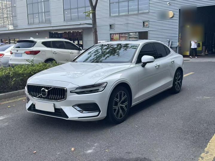 S60 2025 B4 Luxury