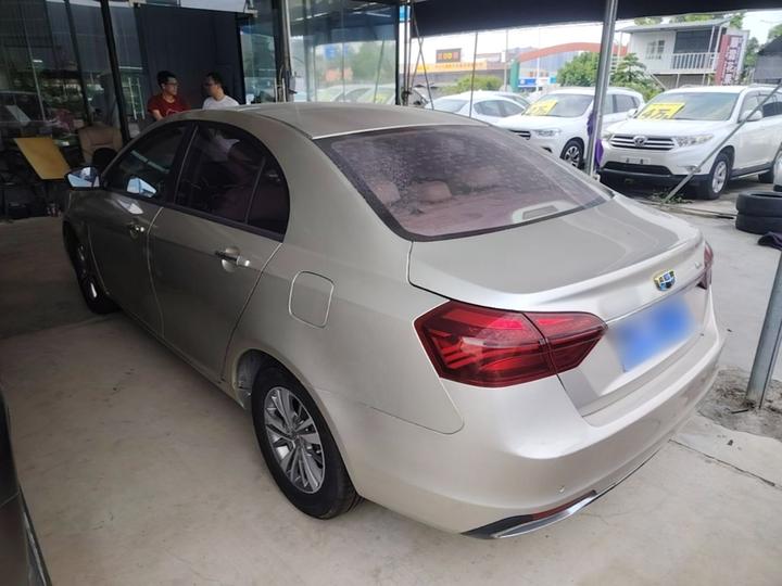 Emgrand 2018 1.5L CVT Luxury photo 4