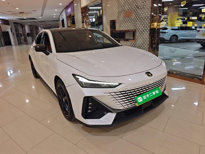 UNI-V 2022 1.5T Premium photo 3