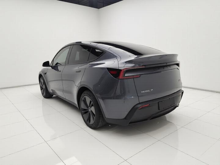 Model Y 2025 Long Range AWD Launch Edition photo 4