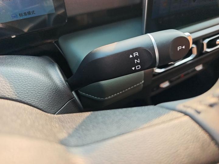 Plus 2025 Smart Premium 5-Seater photo 8