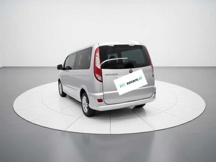 E 2017 2.0L Long Wheelbase 4Q20M photo 4