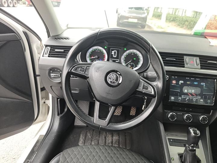 Octavia 2018 1.6L AT Luxury photo 5