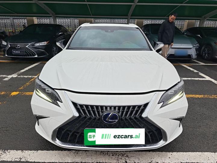 ES 2021 300h Exclusive photo 2