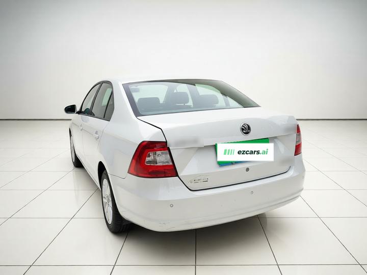 Rapid 2015 1.6L AT photo 4