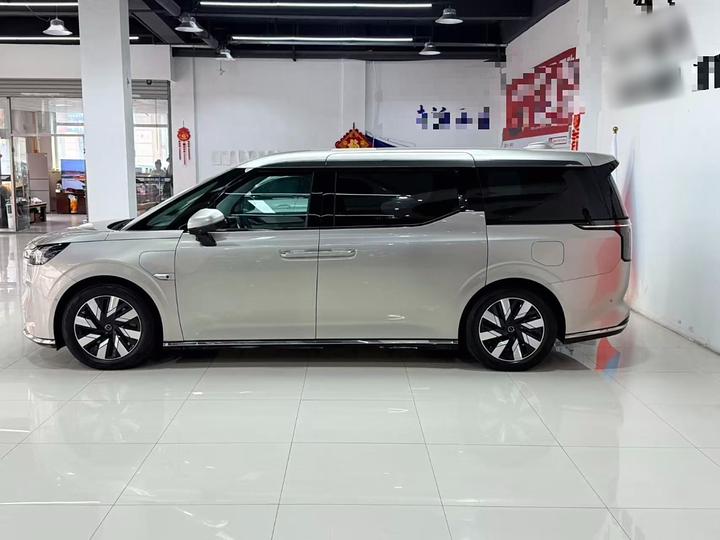 EM90 2025 Ultra 6-Seater photo 3