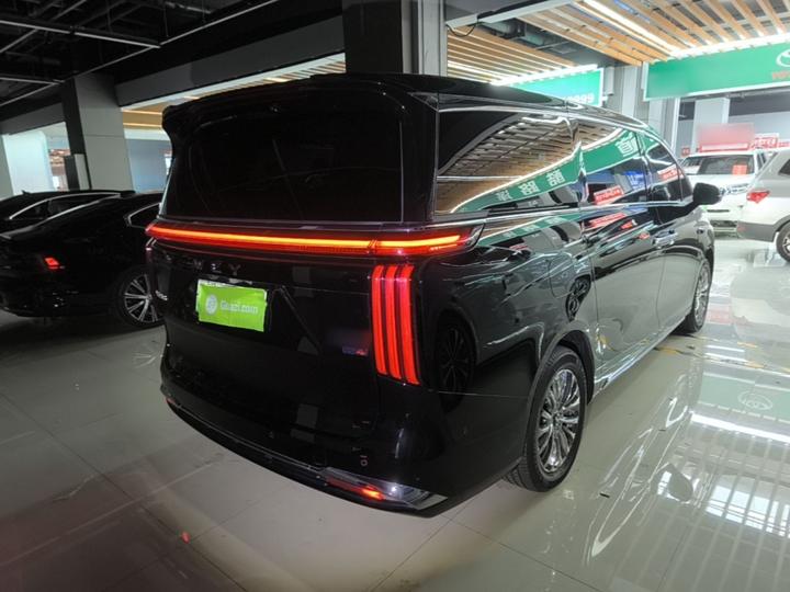 2025 AWD 8 photo 6