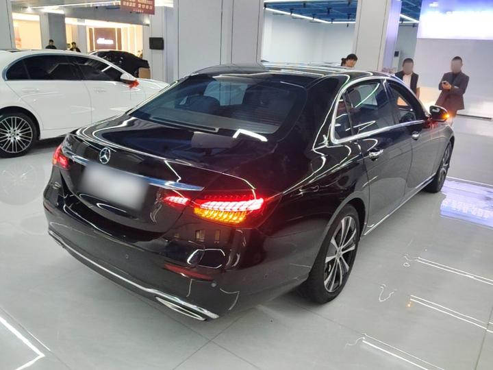 E-Class EV 2023 E 350 e L PHEV photo 4