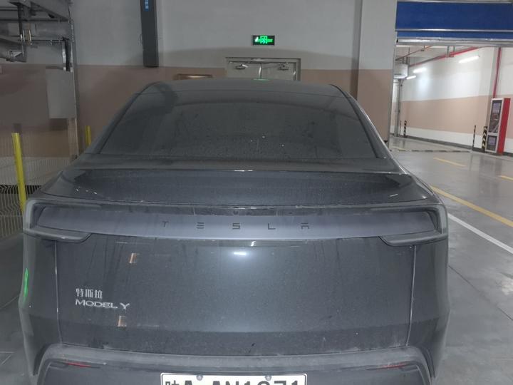 Model Y 2025 RWD photo 5