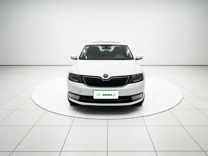 Rapid 2015 1.6L AT photo 2