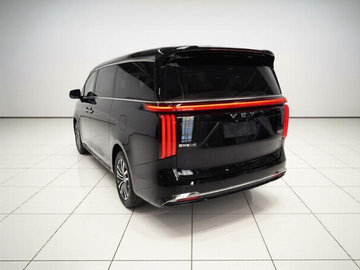 2025 AWD 8 photo 4