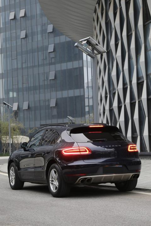 2017 Macan 2.0T photo 2