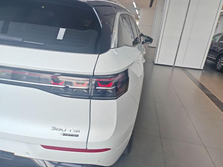 2023 380TSI AWD R-Line photo 7