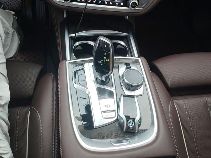 7 Series 2017 740Li Leading photo 6