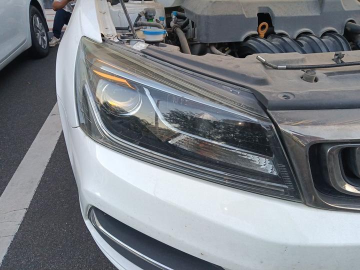 Emgrand 2018 1.5L CVT Luxury photo 7