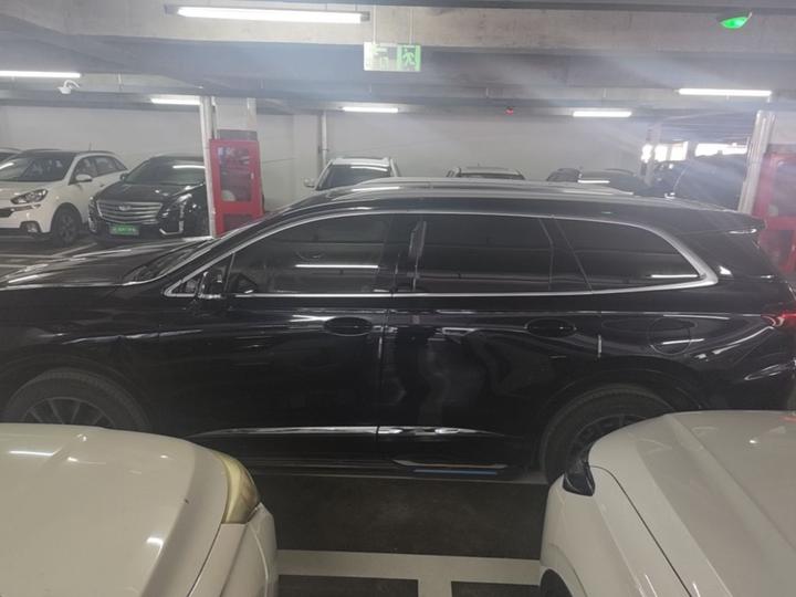2020 28T RWD Premium photo 3