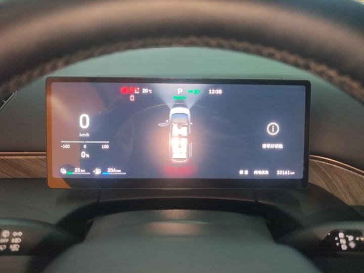2025 AWD 8 photo 3