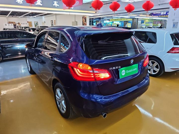 2 Series Wagon 2016 218i Leading photo 4