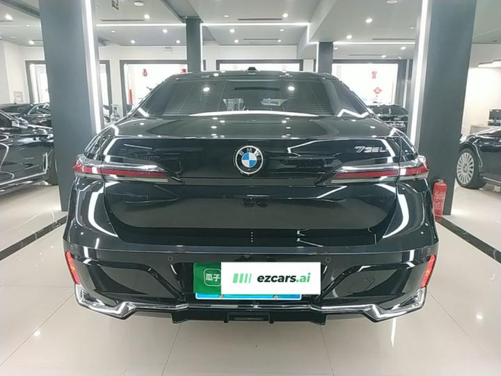 7 Series 2023 735Li M Sport Package photo 5