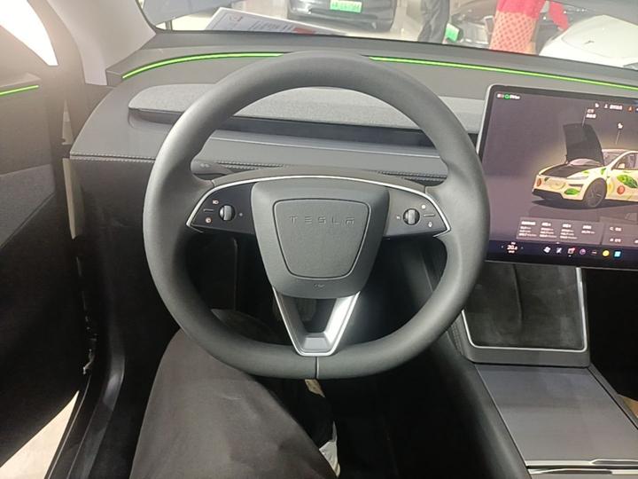 Model Y 2025 RWD photo 6