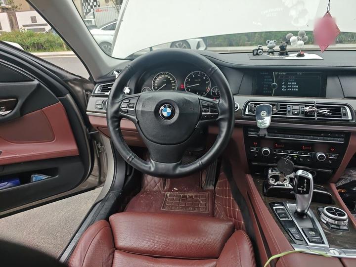 7 Series 2011 730Li photo 3