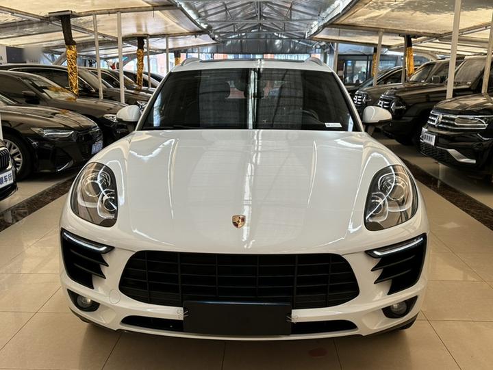 2017 Macan 2.0T photo 2