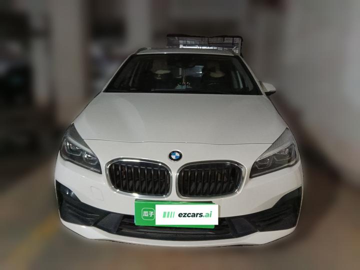 2 Series Wagon 2018 218i Leading photo 2