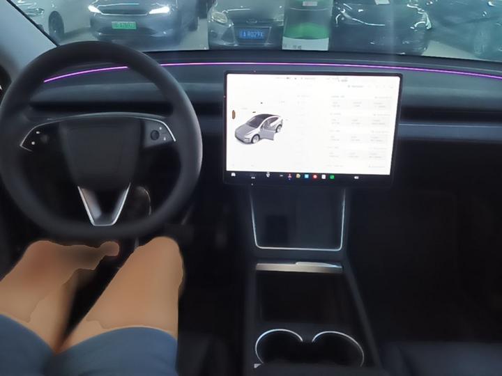 Model Y 2025 Long Range AWD Launch Edition photo 5