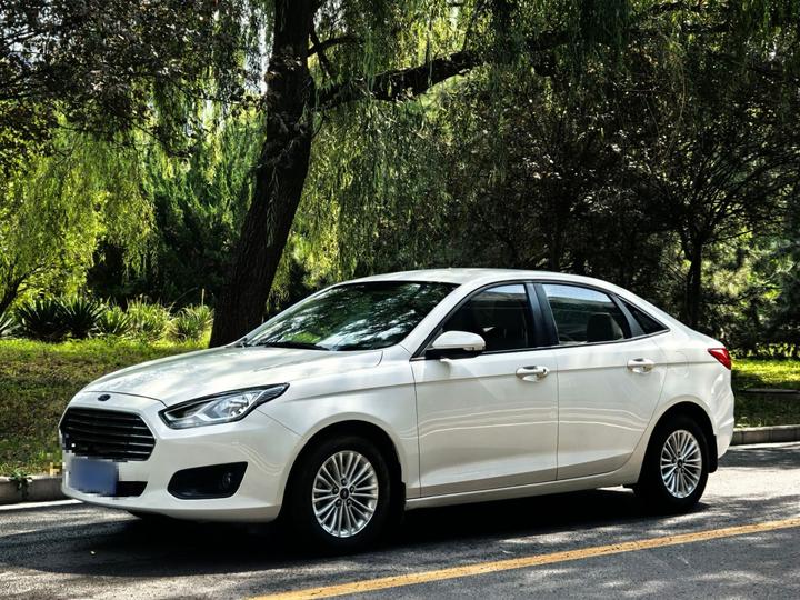 Escort 2015 1.5L AT Comfort