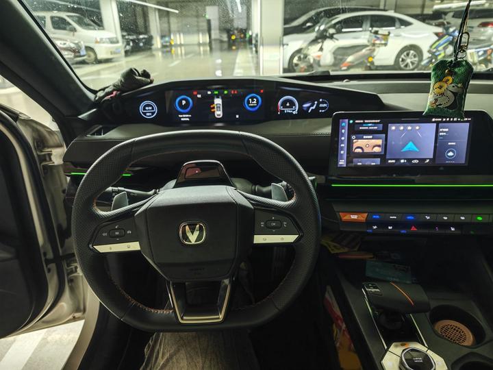 UNI-V 2024 1.5T Premium Sport photo 3