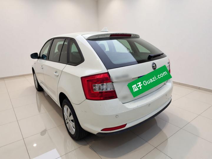 Rapid Spaceback 2018 1.6L MT Standard photo 4