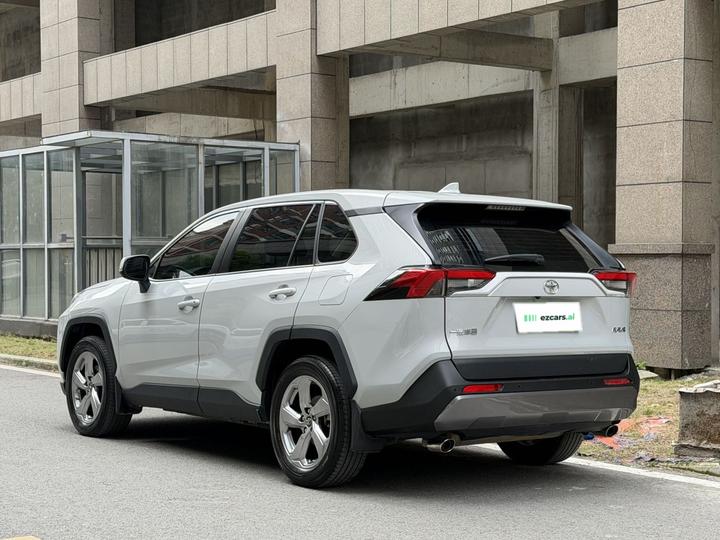 RAV4 2022 2.0L CVT RWD Plus photo 3