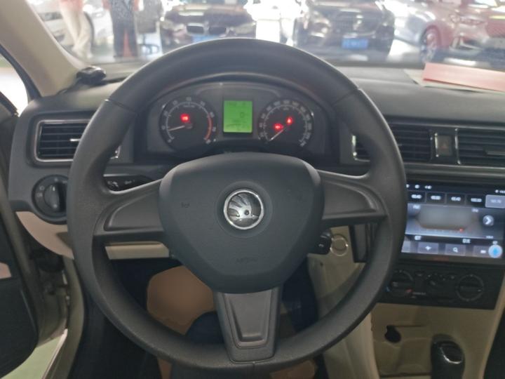 Rapid 2016 1.6L AT photo 6