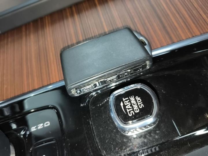 S60 2025 B4 Luxury photo 8