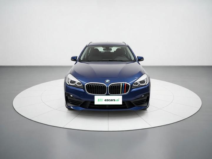 2 Series Wagon 2019 220i Leading photo 2
