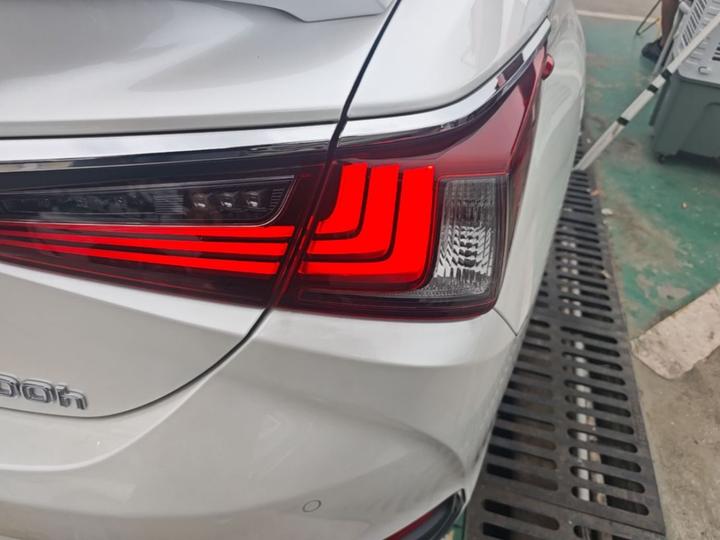 ES 2020 300h Exclusive photo 7