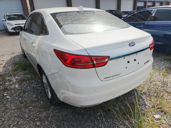 Escort 2015 1.5L AT Comfort photo 4