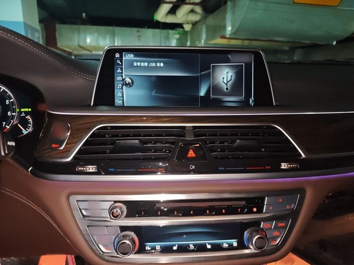 7 Series 2016 730Li Leading photo 5