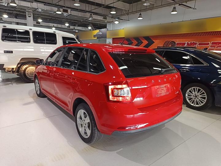 Rapid Spaceback 2019 1.5L AT Comfort photo 4